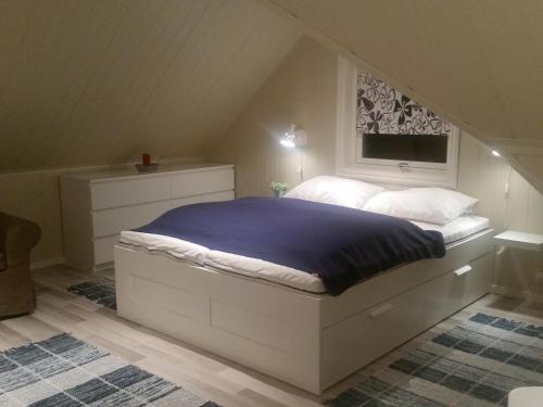 OrmåsenOrmåsen Loft的阁楼上的卧室配有一张大床