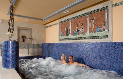 伊佐拉Hotel Mirta - San Simon Resort的浴缸里的男女
