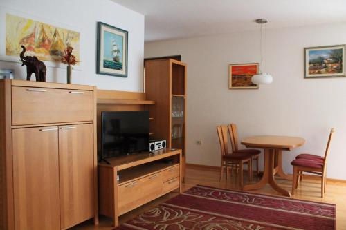波尔托罗Apartment Felicia的客厅配有电视和桌子
