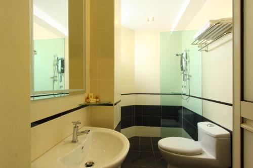 关丹季节景观酒店的一间带水槽、卫生间和镜子的浴室