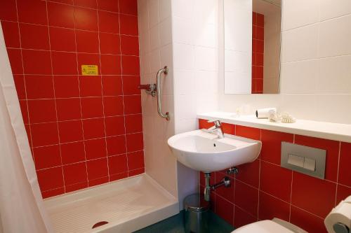 马尼塞斯瓦伦西亚机场旅程住宿的一间带水槽、卫生间和淋浴的浴室
