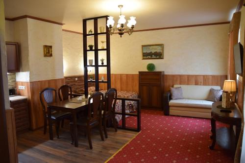 塔尔图Hansa Apartment的客厅配有桌椅和沙发