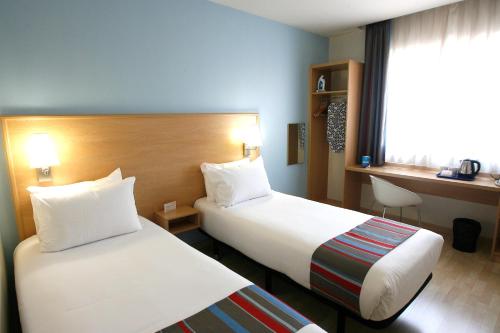 马德里托里拉古纳旅程住宿酒店的酒店客房配有两张床和一张书桌