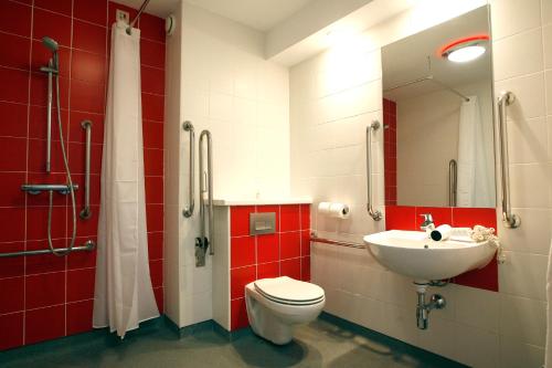 马德里托里拉古纳旅程住宿酒店的一间带卫生间和水槽的浴室