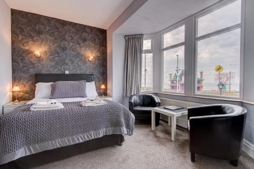 布莱克浦Windsor Park promenade的卧室配有床、椅子和窗户。