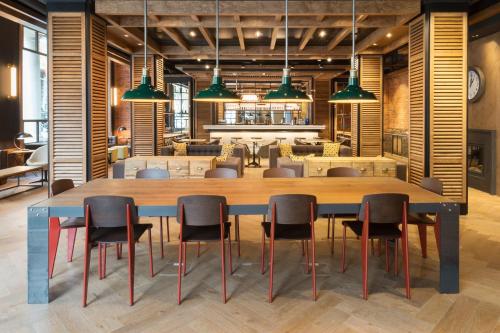 巴塞罗那考奈尔酒店的大型用餐室配有大桌子和椅子
