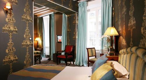 巴黎雷斯当斯艺术酒店的酒店客房设有床和窗户。
