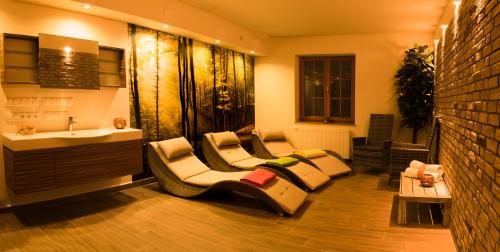 卡罗维发利Hotel Vítkova Hora - Veitsberg的一间带两把椅子和水槽的浴室