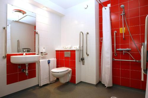 巴塞罗那巴塞罗那波布雷诺旅馆的红色的浴室设有卫生间和水槽
