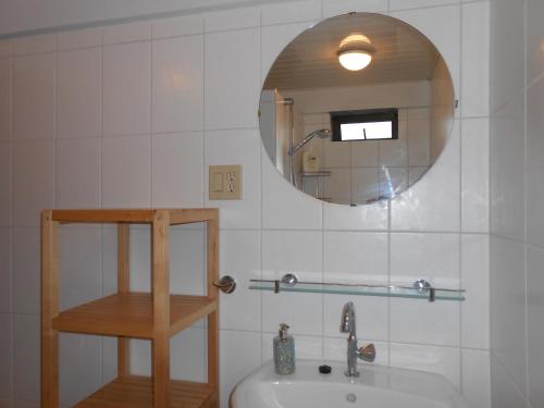 帕拉马里博Palm Village 134的一间带水槽和镜子的浴室