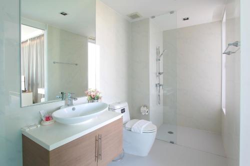 华欣My Resort Huahin by MR.JAY的一间带水槽、卫生间和淋浴的浴室