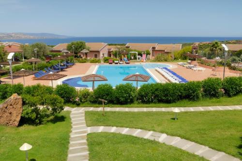 斯廷蒂诺卡拉罗莎俱乐部酒店的度假村游泳池的图片