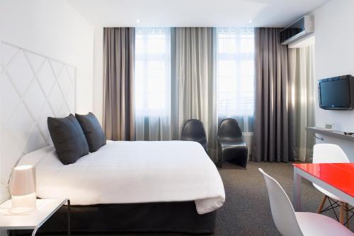 莫尔塞姆戴安娜别墅酒店的酒店客房带白色的床和椅子