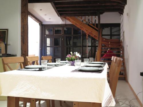 大特尔诺沃The Red Konak的餐桌、白色桌布和椅子