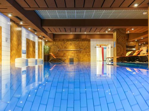 卢森堡Le Royal Hotels & Resorts Luxembourg的游泳池,位于酒店带游泳池的房间