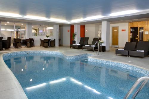 拉内利The Diplomat Hotel Restaurant & Spa的酒店大堂的大型游泳池