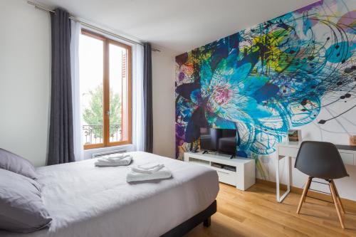 圣吉欧梅斯珍珠公寓的卧室配有一张床,墙上挂有绘画作品
