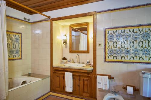 塞洛里库迪巴什图Casa de Canedo的一间带水槽、浴缸和卫生间的浴室