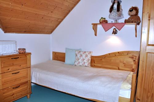 利普托斯基米库拉斯Tatralandia Holiday Home 347的一间卧室设有一张床和木制天花板