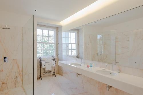 蓬德利马Hotel Paço de Vitorino的浴室设有2个水槽和镜子