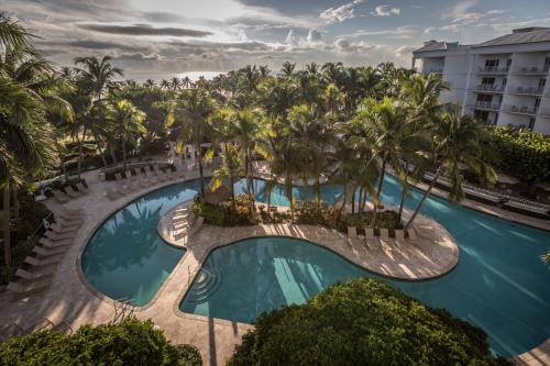 劳德代尔堡拉戈马尔海滩度假俱乐部酒店的棕榈树度假村泳池的空中景致
