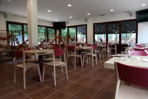 欧阿提兹Txikierdi Alde的餐厅设有桌椅和窗户。
