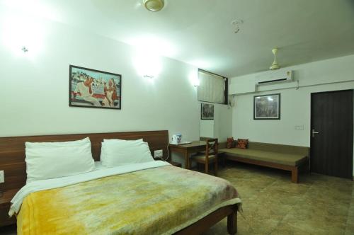 博帕尔Lago villa的一间卧室配有一张大床和一张桌子