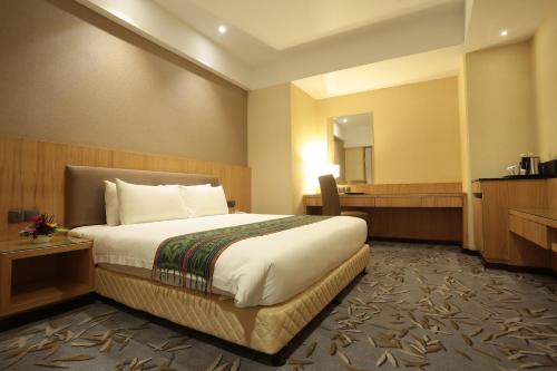古晋古晋帝国河岸酒店的一间酒店客房 - 带一张床和一间浴室