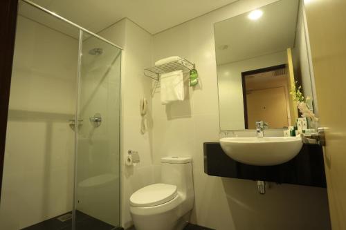 古晋古晋帝国河岸酒店的浴室配有卫生间、盥洗盆和淋浴。