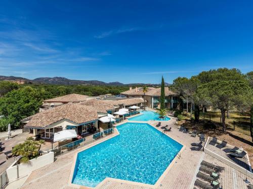 圣拉斐尔加里格爱斯特尔酒店的享有度假村游泳池的顶部景致