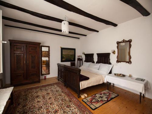 HrašćinaKurija Inn的一间卧室配有一张床、一张桌子和一面镜子