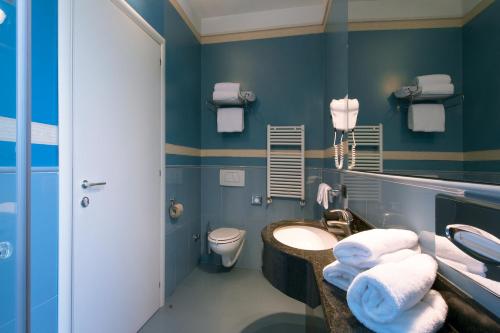 斯佩齐亚CDH酒店的一间浴室
