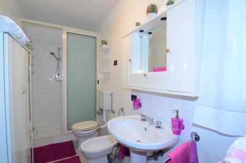 马斯卡利Casa Michelangela的白色的浴室设有水槽和卫生间。