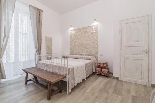 那不勒斯勒维拉住宿加早餐旅馆的一间卧室配有一张床和一张木桌
