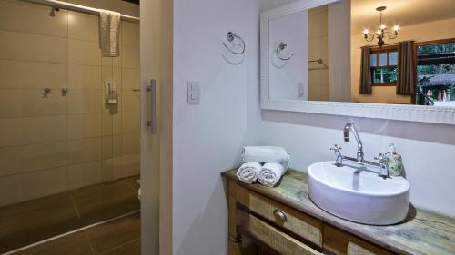 佩尼多不列颠尼亚酒店的一间带水槽和镜子的浴室