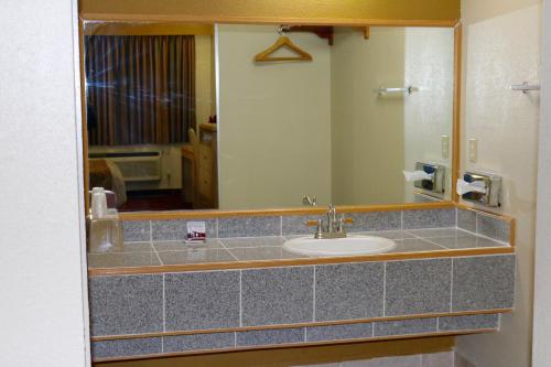 巴斯托经济客栈酒店的一间带水槽和镜子的浴室
