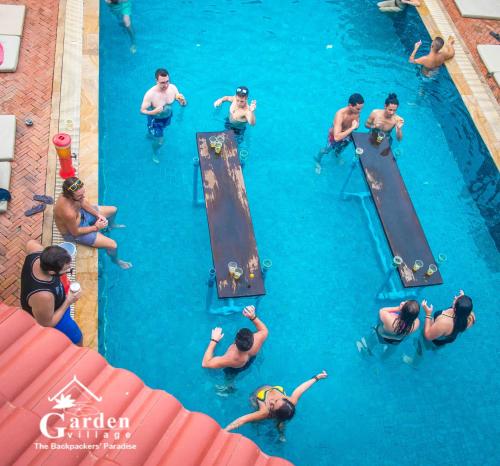 暹粒花园村泳池酒吧旅馆的一群人在游泳池的水中