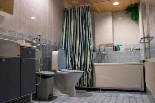 米凯利Gasthaus Mikkeli的浴室配有卫生间、浴缸和水槽。