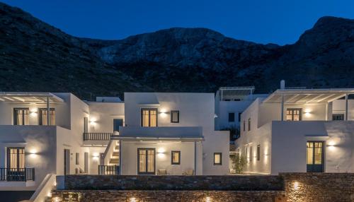 卡马莱Sifnos House - Rooms and SPA的白色的建筑,以群山为背景