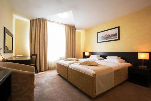 贝尔格莱德内维斯基加尔尼酒店的一间设有大床和窗户的酒店客房