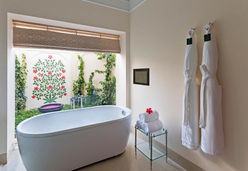 钱德加尔The Oberoi Sukhvilas Spa Resort, New Chandigarh的带窗户的浴室内的白色浴缸