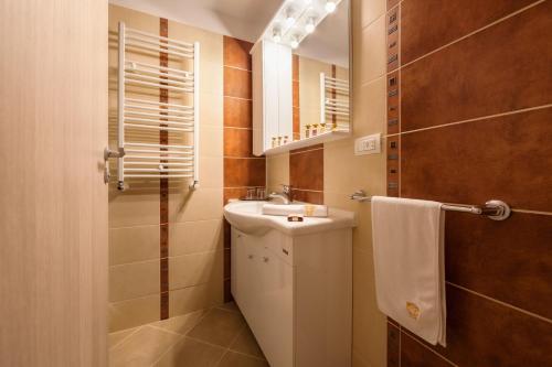 布加勒斯特Premium Wellness Institute的一间带水槽和镜子的浴室