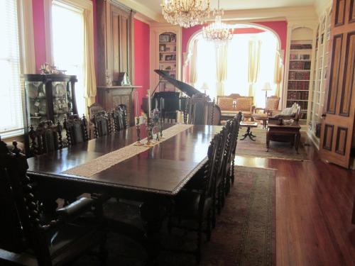 维克斯堡Baer House Inn的一间带长桌和椅子的用餐室