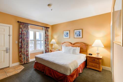 弗吉尼亚海滩Turtle Cay Resort的一间卧室设有一张大床和一个窗户。