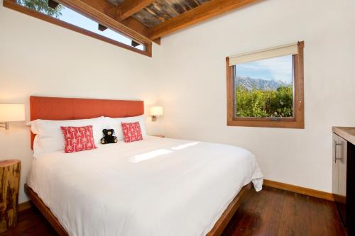 威尔森凡尔赛德度假酒店的卧室配有一张大白色床和窗户
