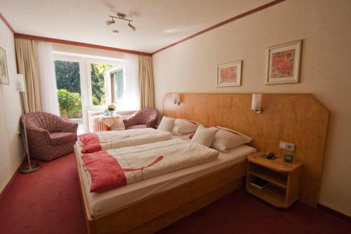圣安德里斯伯格Mein Vierjahreszeiten Hotel Garni Superior的酒店客房设有床和窗户。