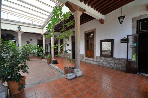 莫雷利亚卡勒里拉莫雷利亚豪生国际酒店的温室,设有砖砌庭院,种植了盆栽植物