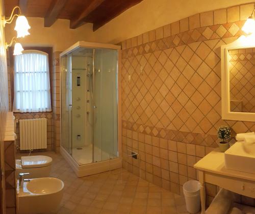 波佐伦戈雷莱斯蒙多泰拉乡村民宿的带淋浴、卫生间和盥洗盆的浴室
