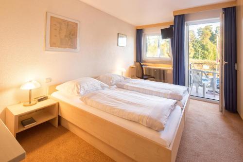 兰施图尔HRC胡椒磨旅馆的一间卧室设有两张床和大窗户
