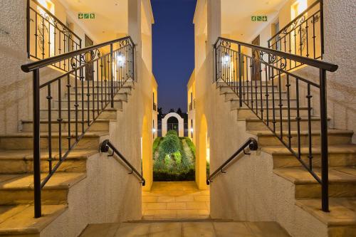 约翰内斯堡辛莱内精品酒店的通往带花园的建筑的楼梯